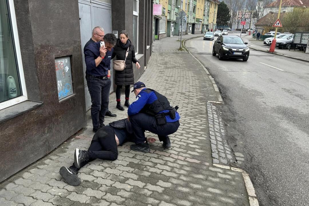 FOTO: Mestskí policajti z Ružomberka pomohli mužovi, ktorý ležal na chodníku, foto 1