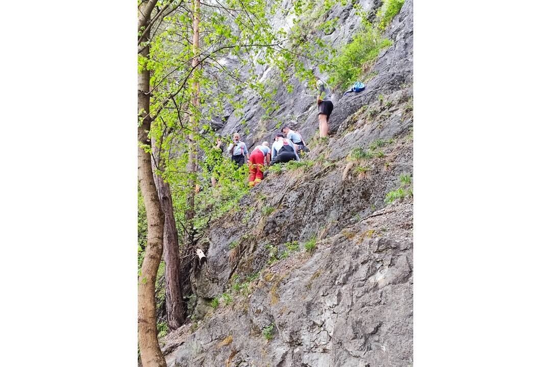 FOTO: Hasiči vyslobodzovali zranenú lezkyňu na Slnečných skalách, foto 2