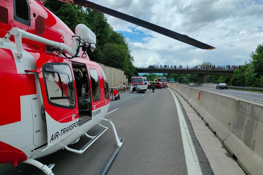 FOTO: Dopravná nehoda na diaľnici D1 pri Ivachnovej, foto 6