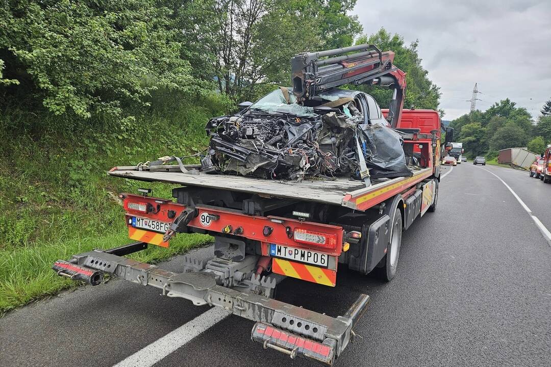 FOTO: Odťahovanie havarovaných vozidiel spod Strečna, foto 14