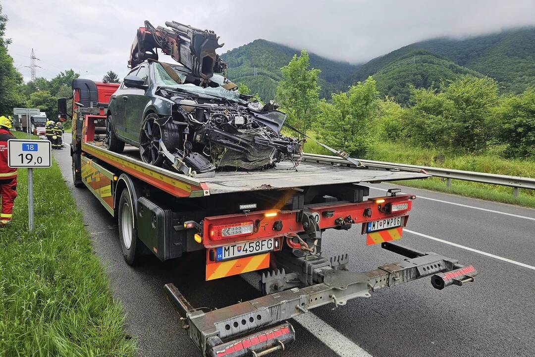 FOTO: Odťahovanie havarovaných vozidiel spod Strečna, foto 15