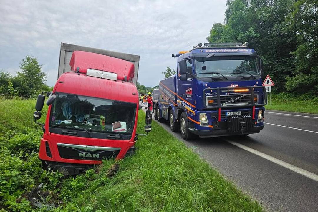 FOTO: Odťahovanie havarovaných vozidiel spod Strečna, foto 17