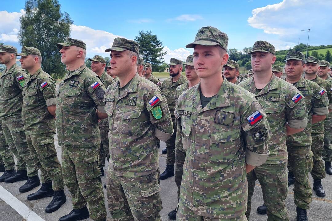 FOTO: Noví vojaci v Liptovskom Mikuláši boli pasovaní na poručíkov, foto 6