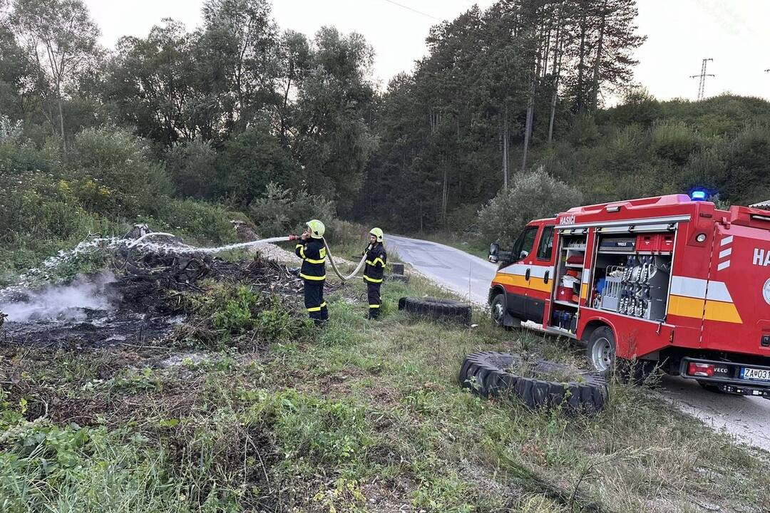 FOTO: Neznáma osoba podpálila skládku dreva v Šuji, foto 3