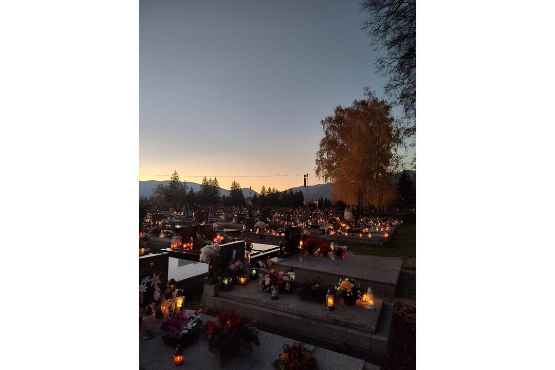 FOTO: Rozžiarené cintoríny nám pripomínajú tých, ktorí zomreli. Pozrite si zábery z výšky, foto 5