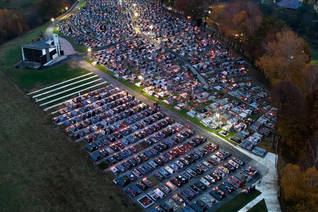 FOTO: Rozžiarené cintoríny nám pripomínajú tých, ktorí zomreli. Pozrite si zábery z výšky, foto 13