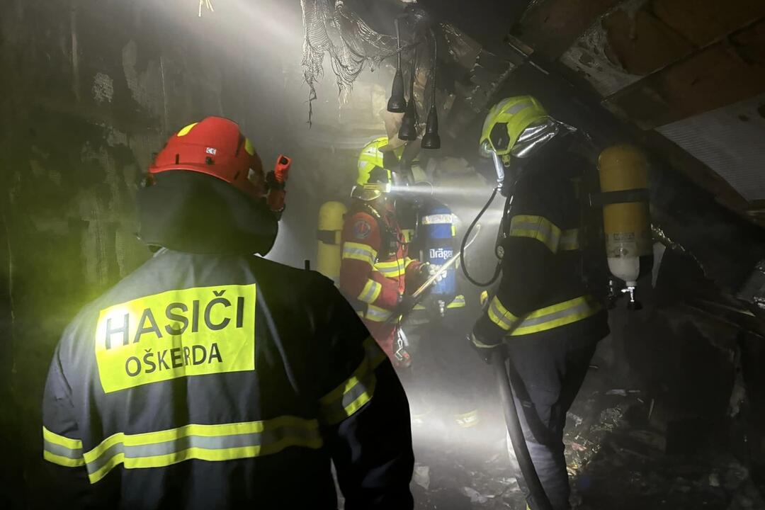 FOTO: Rodinný dom na Kysuciach zasiahol ničivý požiar, foto 9