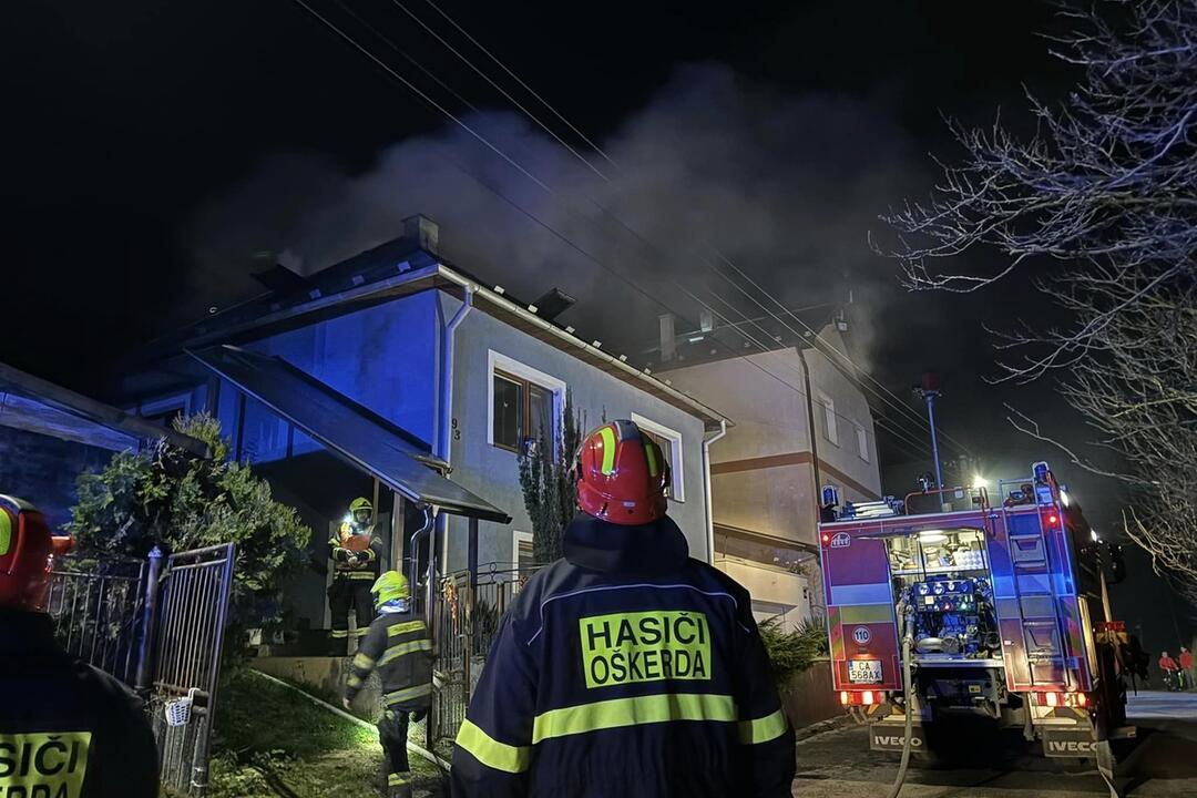 FOTO: Rodinný dom na Kysuciach zasiahol ničivý požiar, foto 13