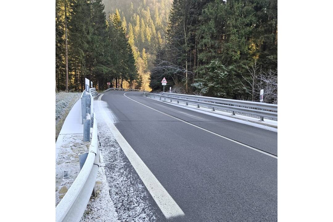 FOTO: Žilinská župa chce zabrániť nehodám na zľadovatených cestách, foto 2