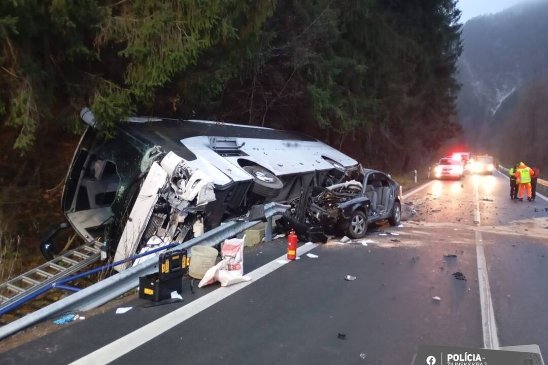 FOTO: Takto dopadlo auto po zrážke s autobusom na Orave, foto 5