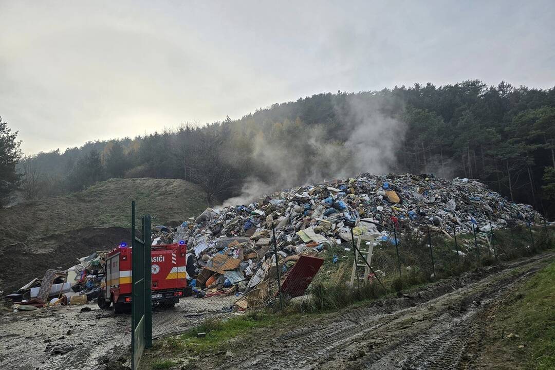 FOTO: Skládka odpadu v Šuji horela dvakrát po sebe, foto 2