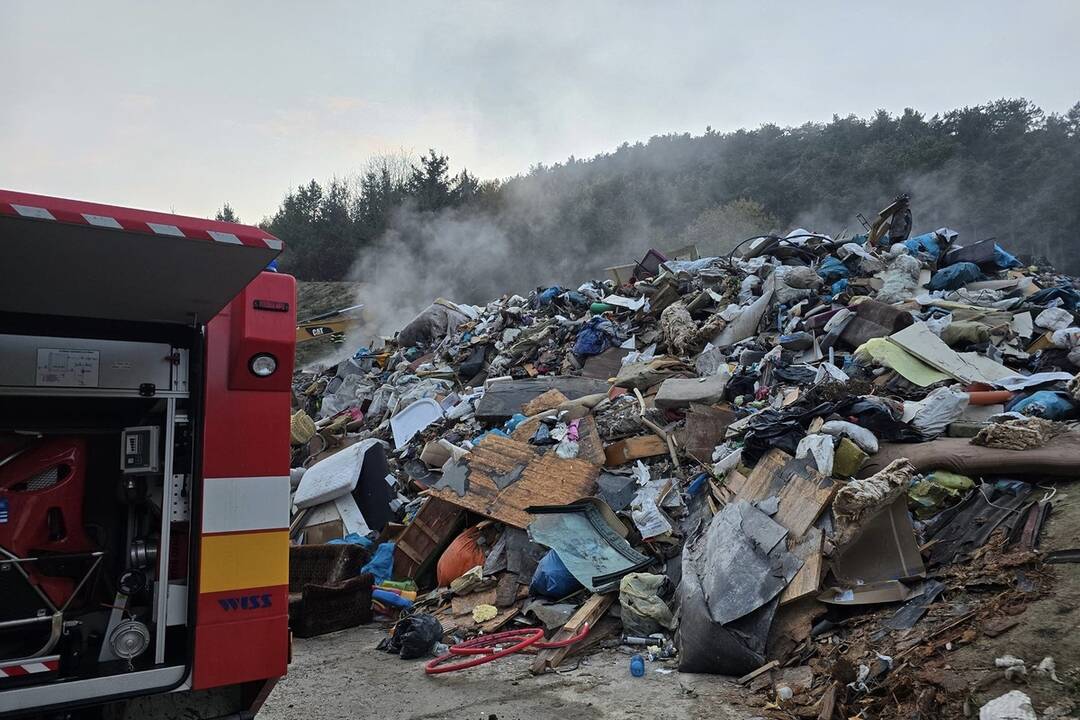 FOTO: Skládka odpadu v Šuji horela dvakrát po sebe, foto 4