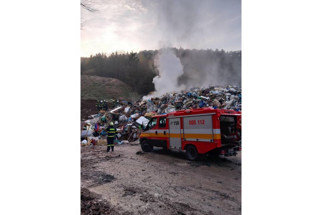 FOTO: Skládka odpadu v Šuji horela dvakrát po sebe, foto 8