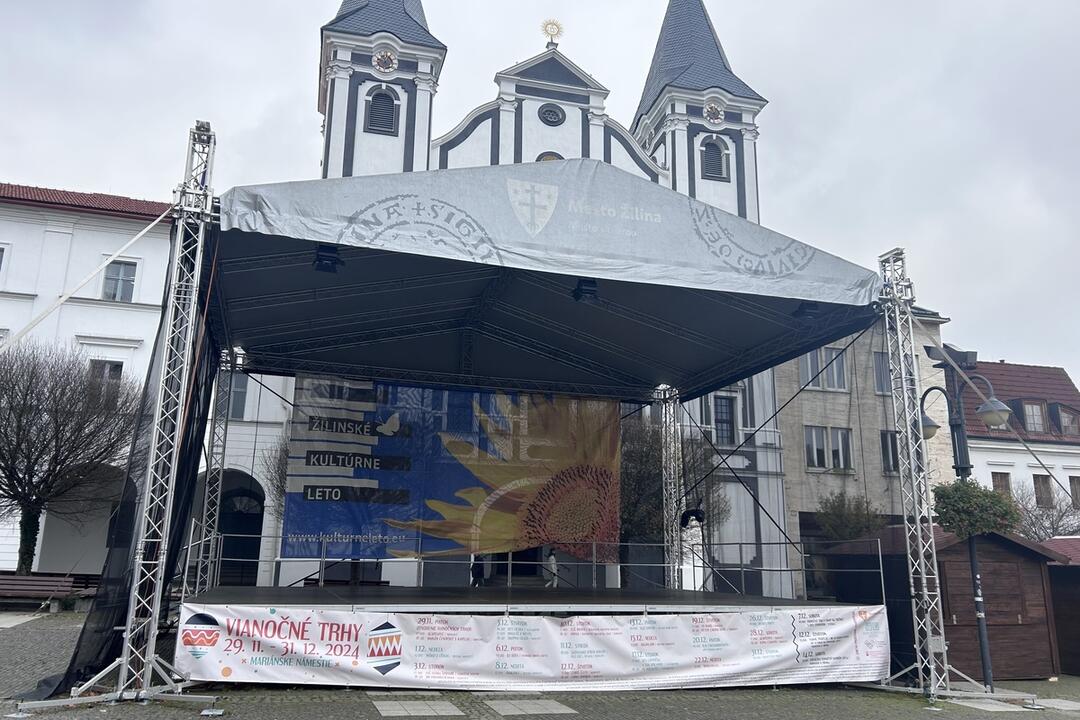 FOTO: V Žiline vrcholia prípravy na vianočné trhy. Na námestie nainštalovali svietiacu guľu, foto 7