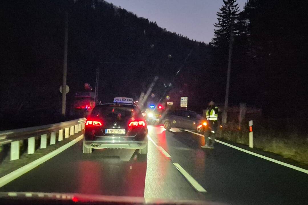 FOTO: Nehoda medzi Zázrivou a Párnicou. Auto prešlo do protismeru a narazilo do stĺpa, foto 5