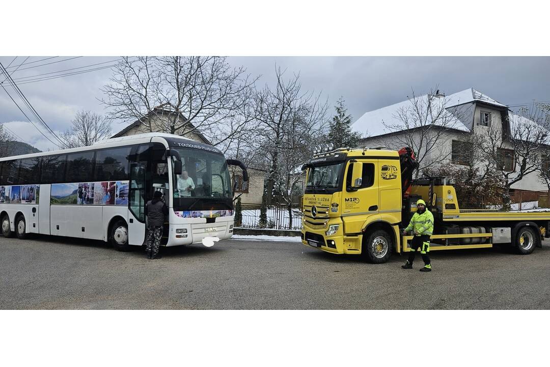 FOTO: Autobus uviaznutý v Zástraní skomplikoval dopravnú situáciu, foto 1