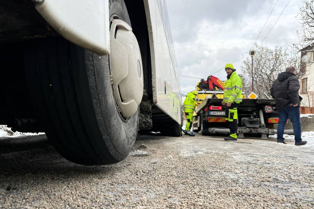 FOTO: Autobus uviaznutý v Zástraní skomplikoval dopravnú situáciu, foto 2