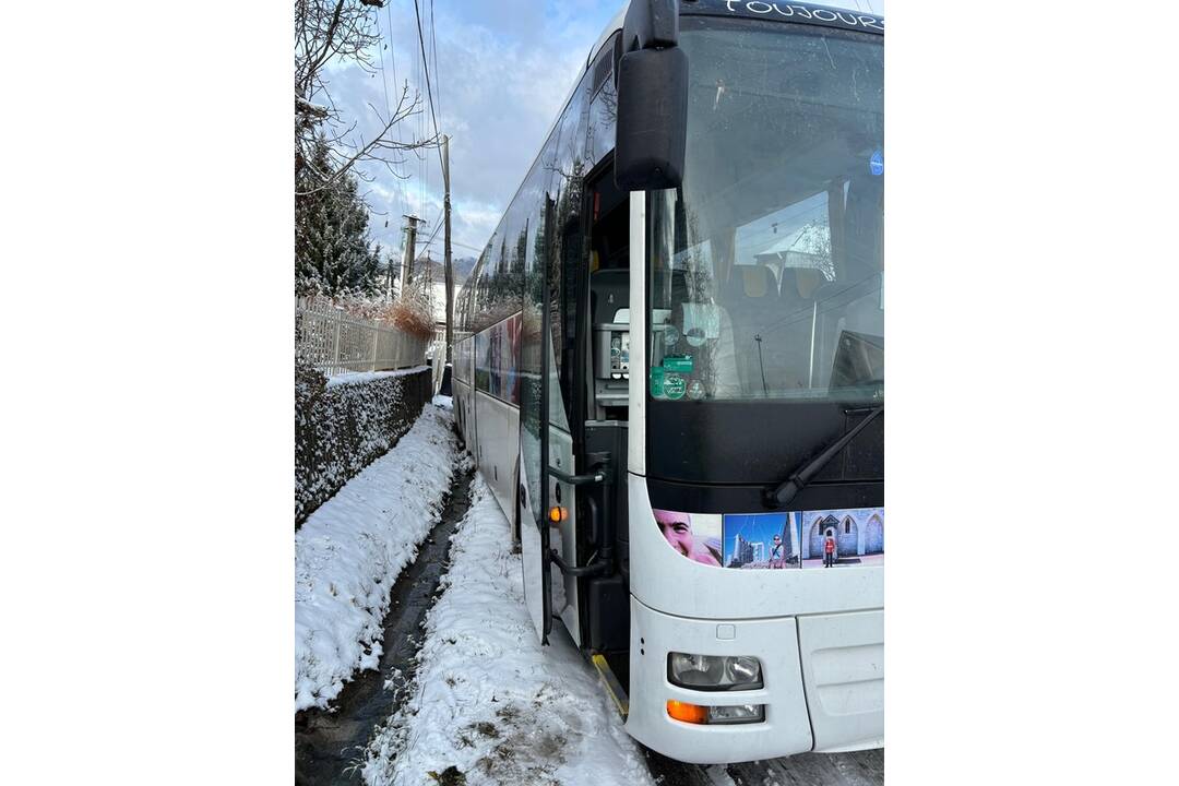 FOTO: Autobus uviaznutý v Zástraní skomplikoval dopravnú situáciu, foto 3