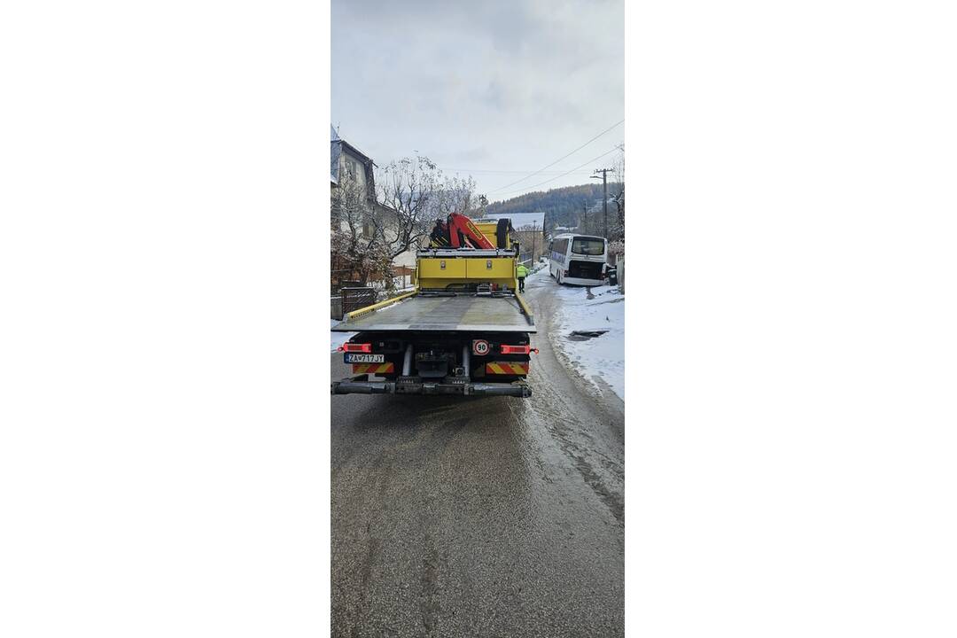 FOTO: Autobus uviaznutý v Zástraní skomplikoval dopravnú situáciu, foto 7