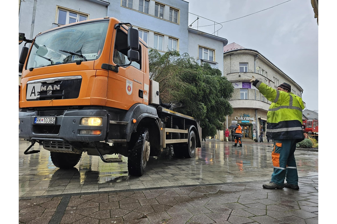 FOTO: Vianočný stromček už skrášľuje centrum ďalšieho mesta na Liptove, foto 1