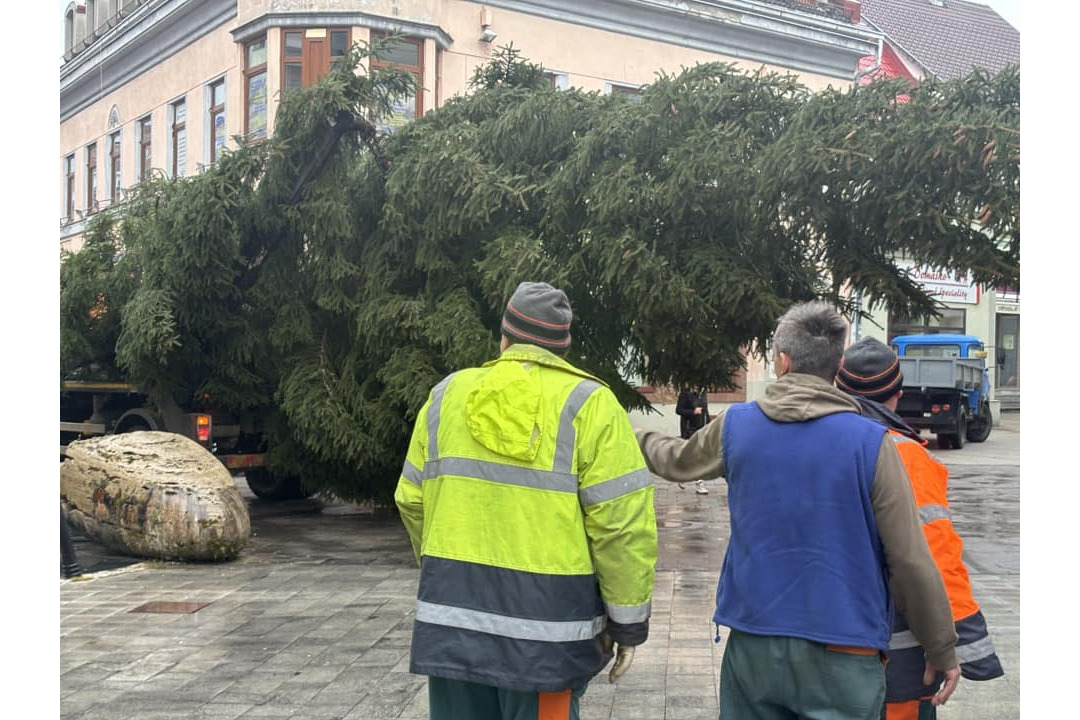 FOTO: Vianočný stromček už skrášľuje centrum ďalšieho mesta na Liptove, foto 4