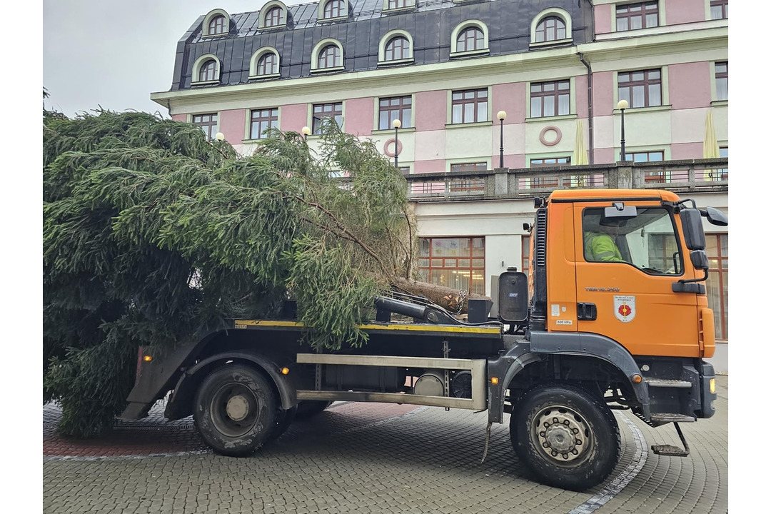 FOTO: Vianočný stromček už skrášľuje centrum ďalšieho mesta na Liptove, foto 2