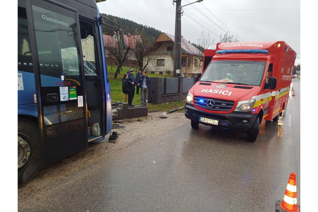 FOTO: Neďaleko Bytče narazil do plota rodinného domu autobus, foto 3