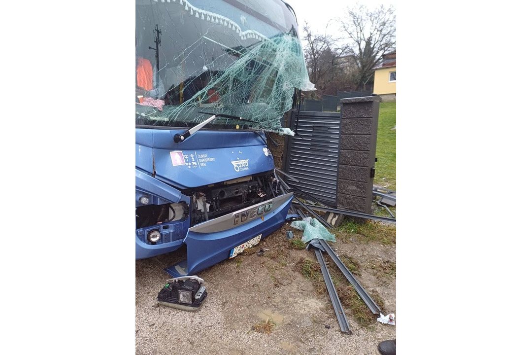 FOTO: Neďaleko Bytče narazil do plota rodinného domu autobus, foto 7