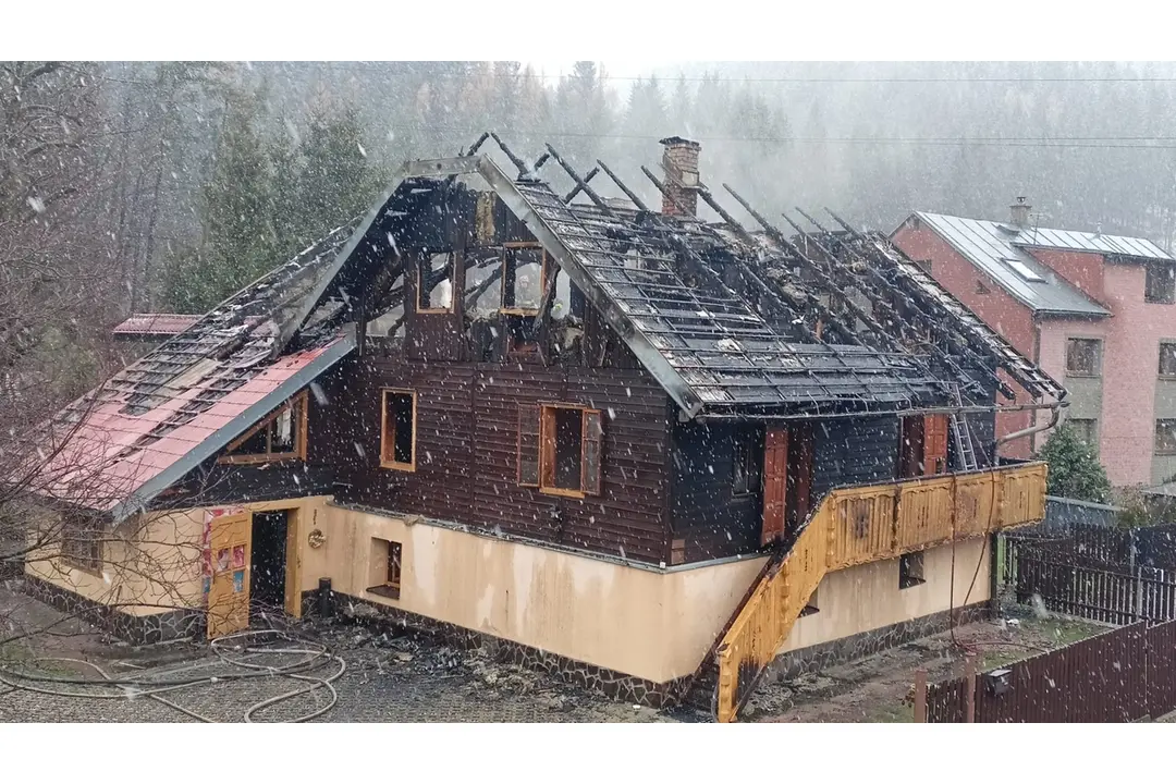 FOTO: Chata na Makove prišla pri požiari o takmer celú strechu., foto 2