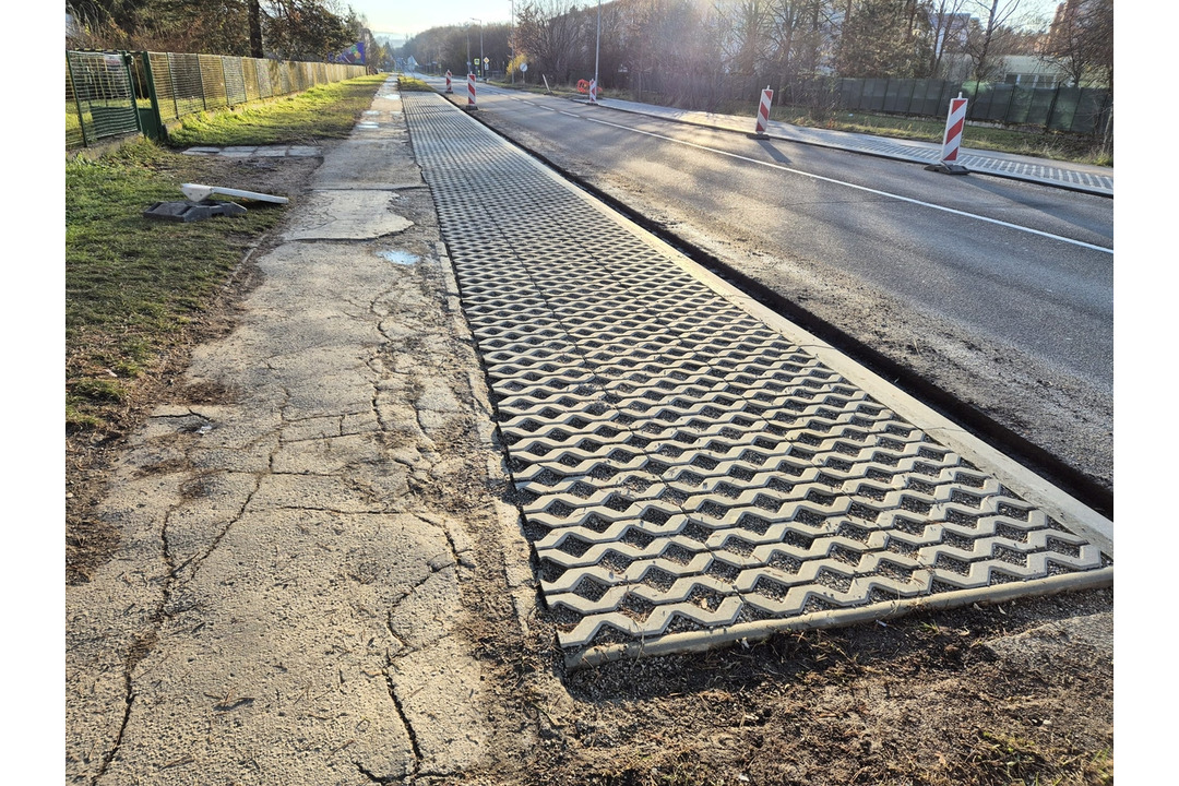 FOTO: Štrk nahradili tvárnice. Na Rosinskej ceste spevnili odstavné plochy , foto 3