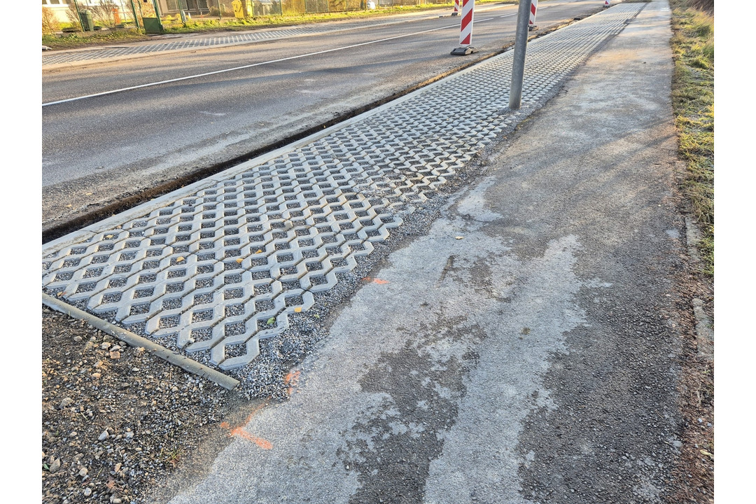 FOTO: Štrk nahradili tvárnice. Na Rosinskej ceste spevnili odstavné plochy , foto 4