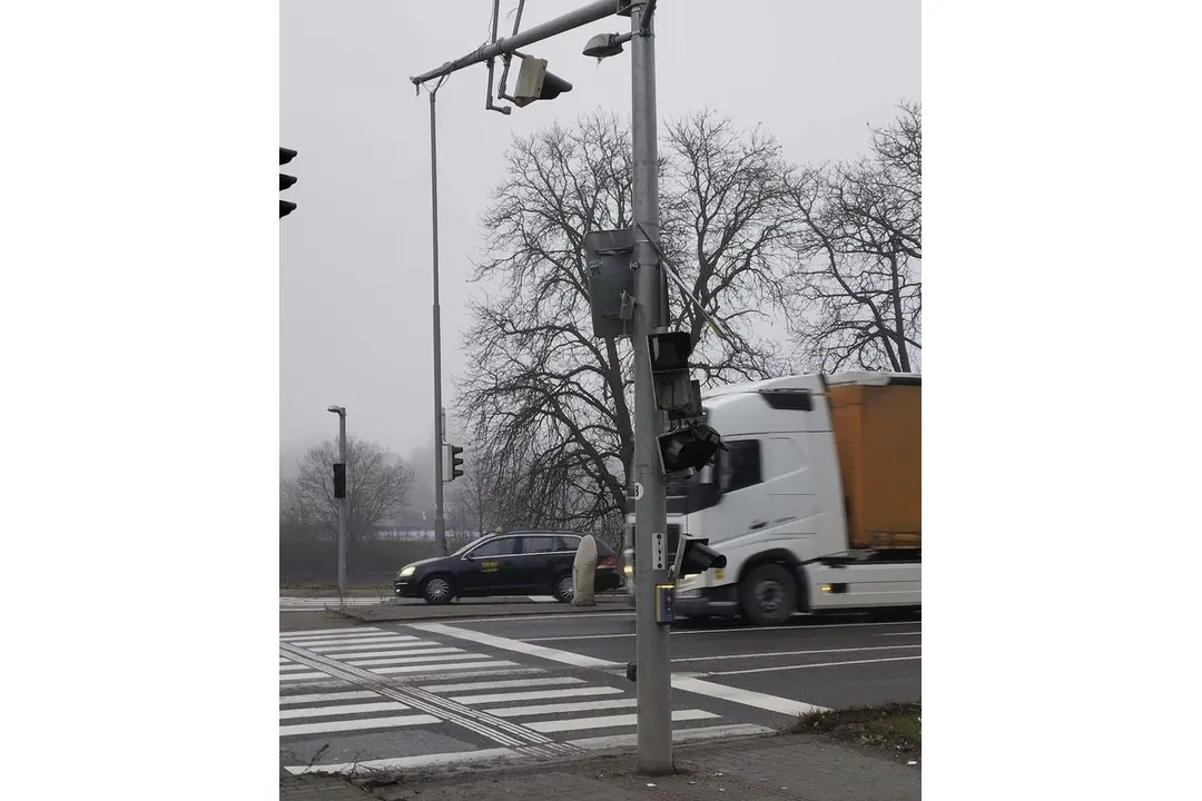 FOTO: Pre poškodený semafor riadi dopravu v Ružomberku polícia, foto 1