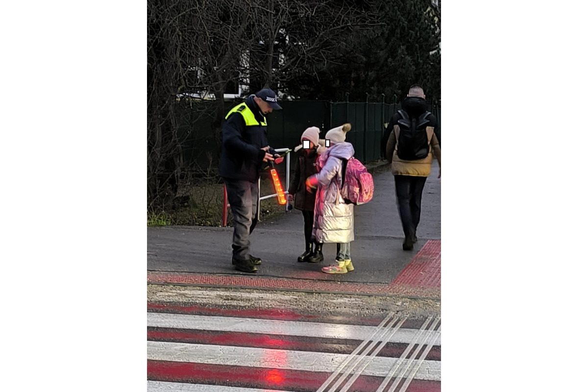 FOTO: Mestskí policajti v Žiline rozdali chodcom doplnky, ktoré zachraňujú životy, foto 2