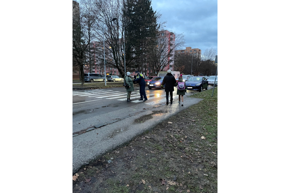 FOTO: Mestskí policajti v Žiline rozdali chodcom doplnky, ktoré zachraňujú životy, foto 3