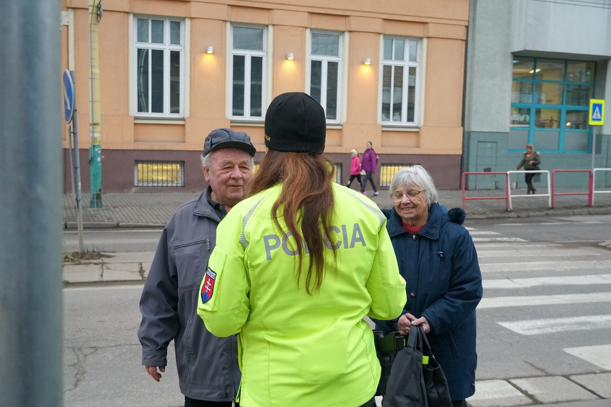 FOTO: Polícia rozdávala reflexné prvky na žilinských priechodoch, foto 7