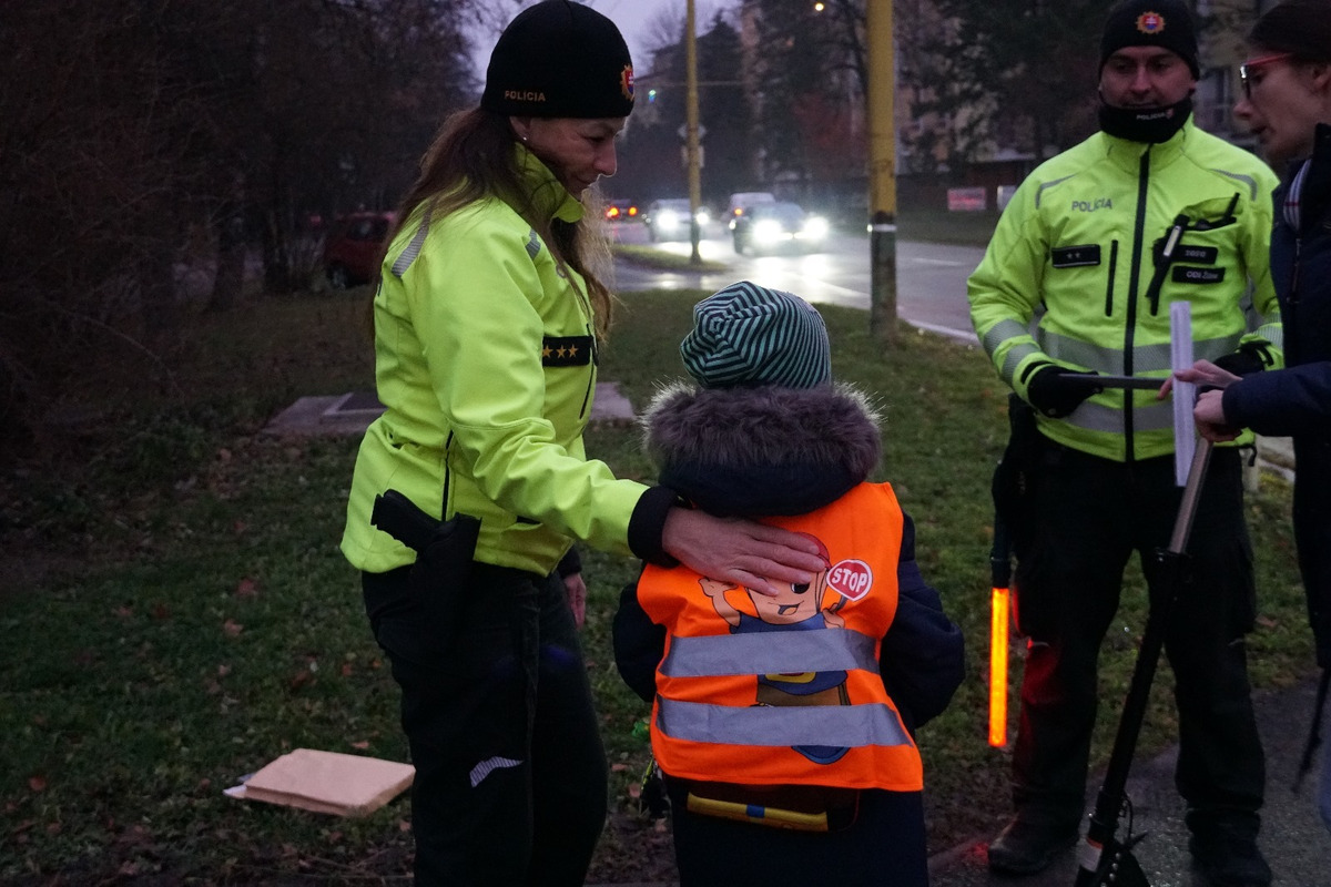 FOTO: Polícia rozdávala reflexné prvky na žilinských priechodoch, foto 14