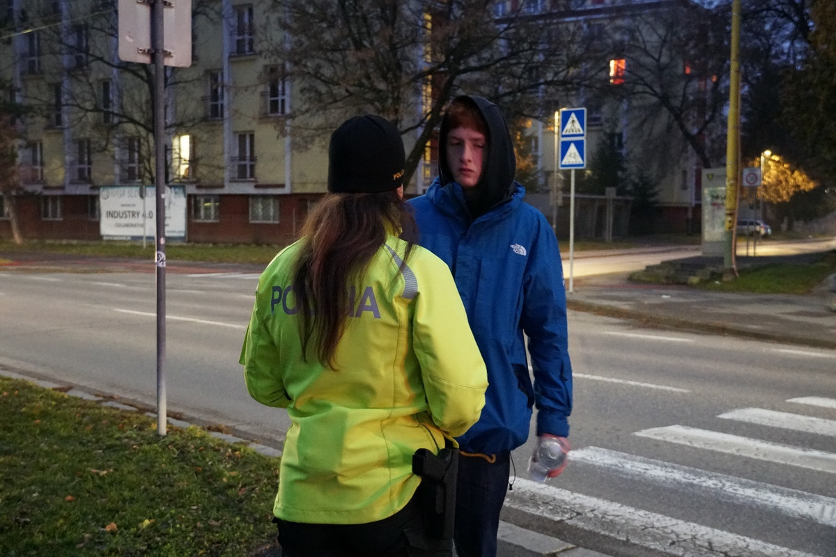 FOTO: Polícia rozdávala reflexné prvky na žilinských priechodoch, foto 16