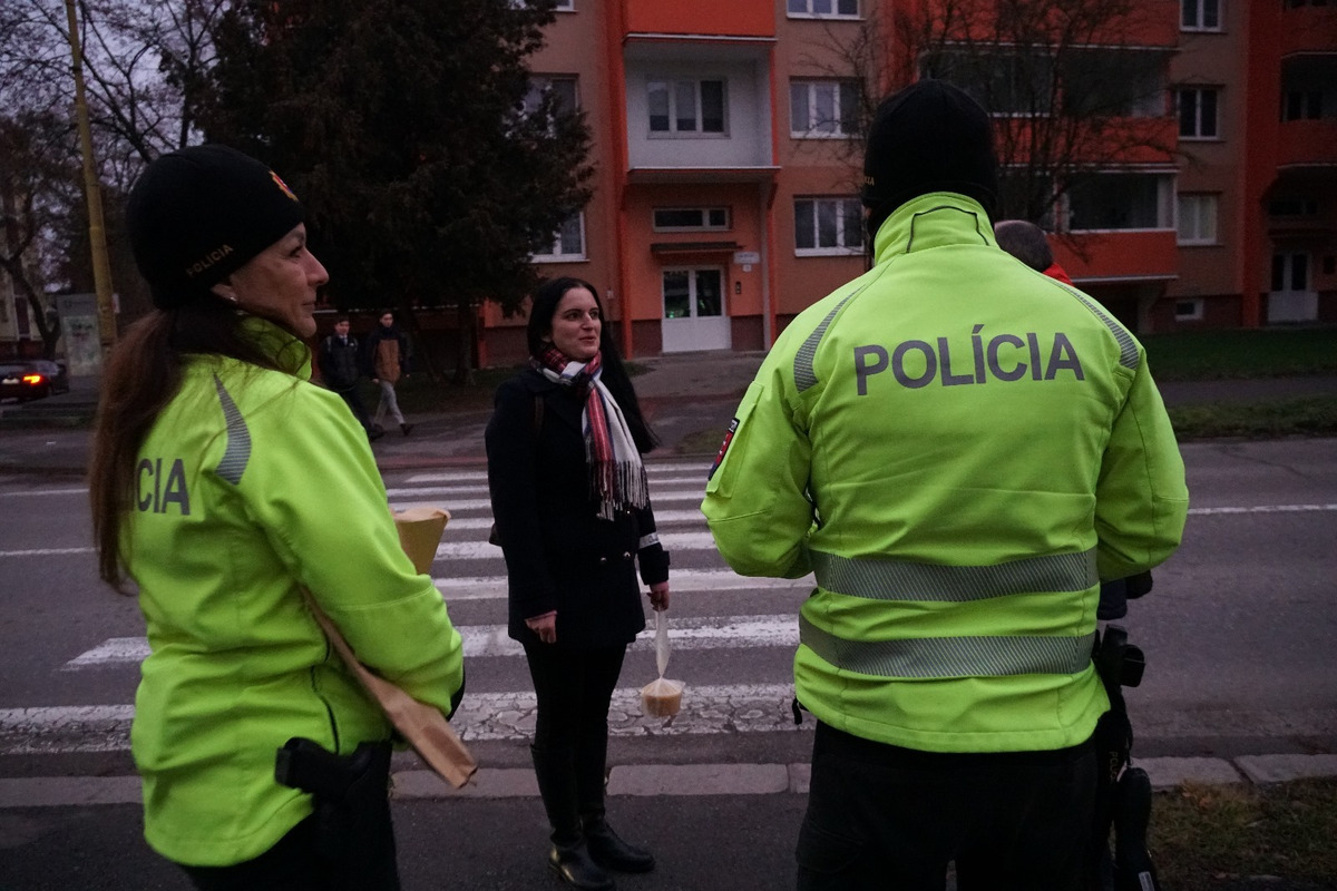 FOTO: Polícia rozdávala reflexné prvky na žilinských priechodoch, foto 28