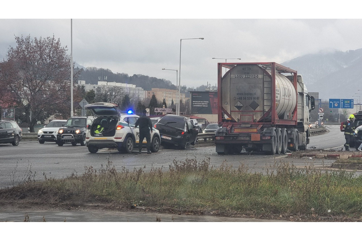 FOTO: V Martine sa s cisternou zrazili dve osobné autá, foto 1