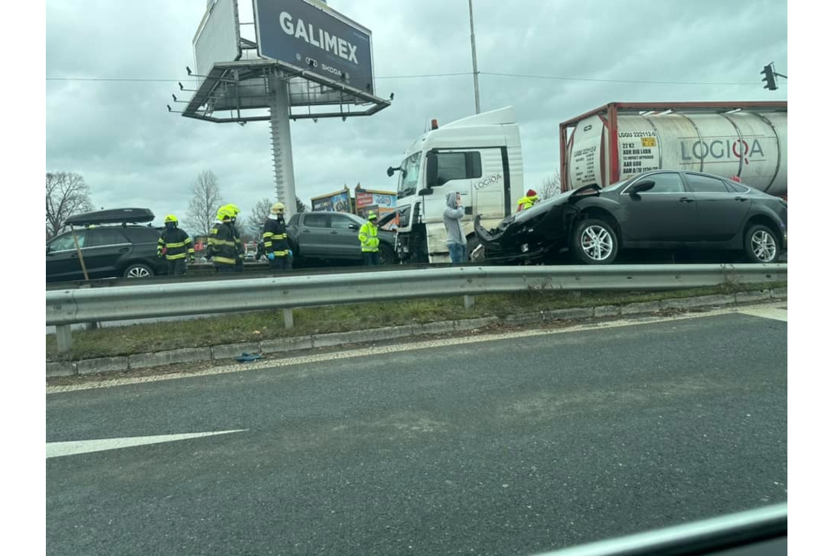 FOTO: V Martine sa s cisternou zrazili dve osobné autá, foto 3