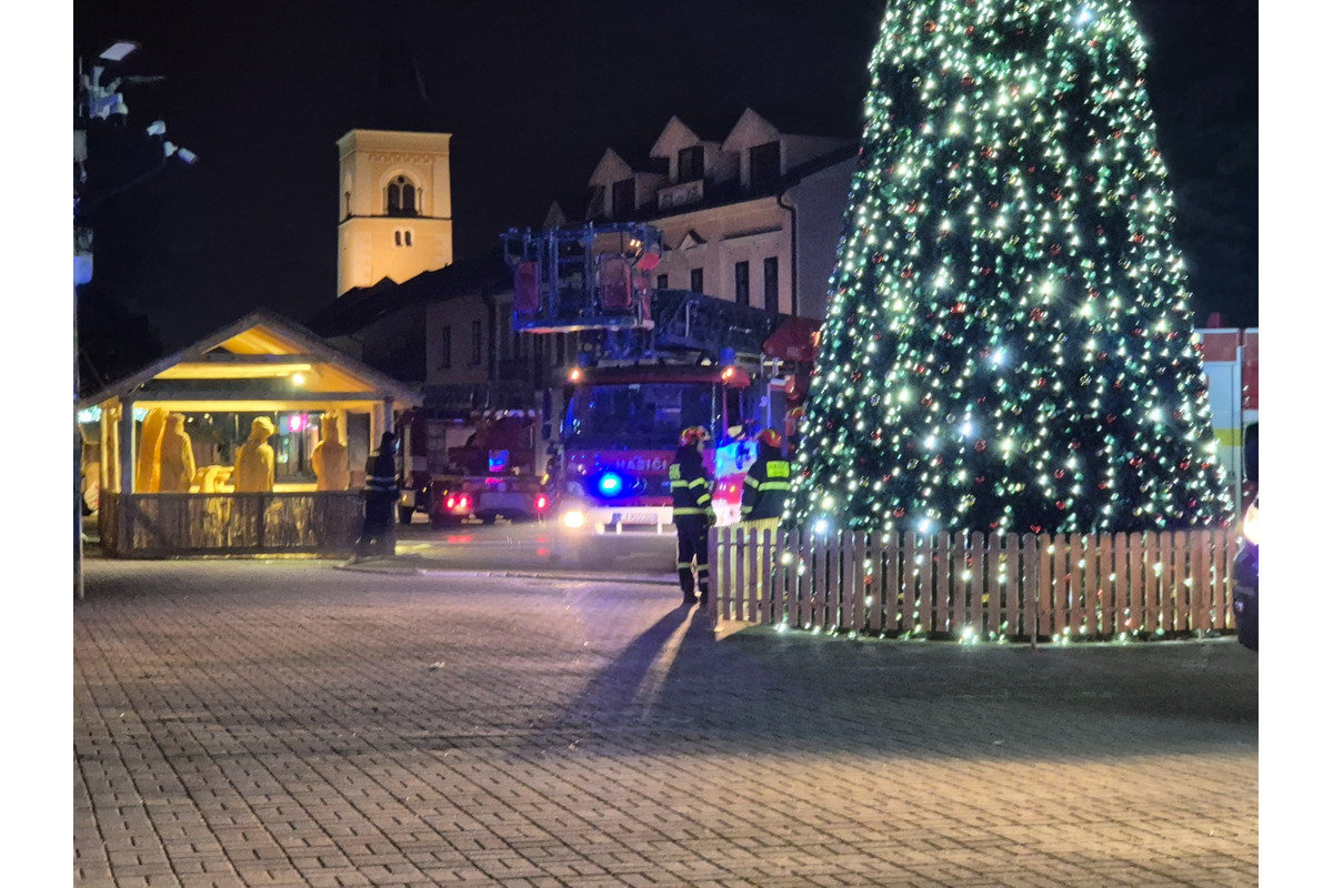 FOTO: Požiar strechy na budove v Kysuckom Novom Meste, foto 4