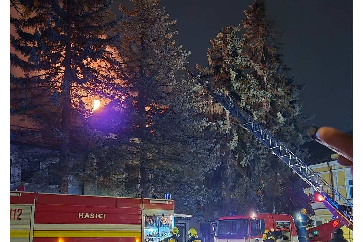 FOTO: Požiar strechy na budove v Kysuckom Novom Meste, foto 1