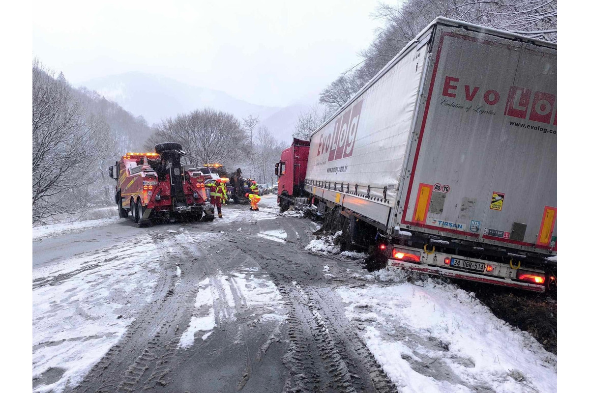 FOTO: Odťah havarovaného kamiónu spod Strečna, foto 8