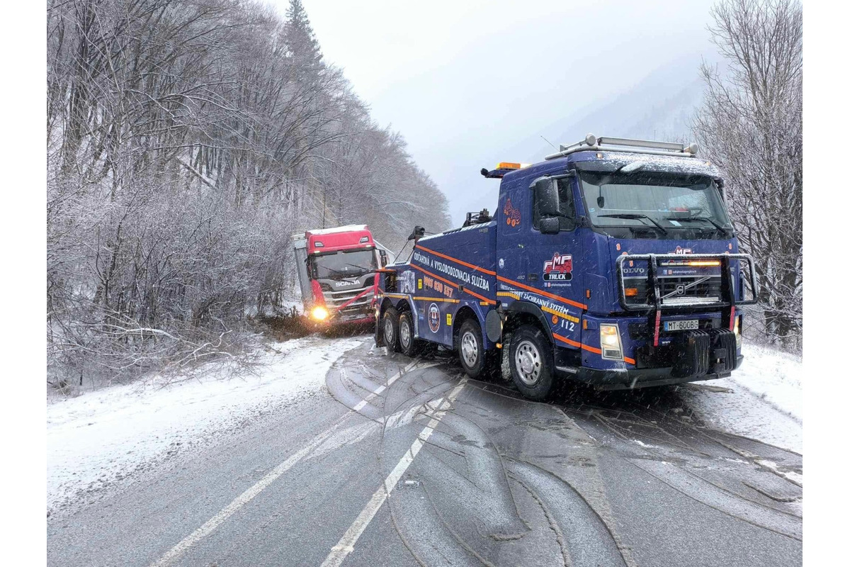 FOTO: Odťah havarovaného kamiónu spod Strečna, foto 9