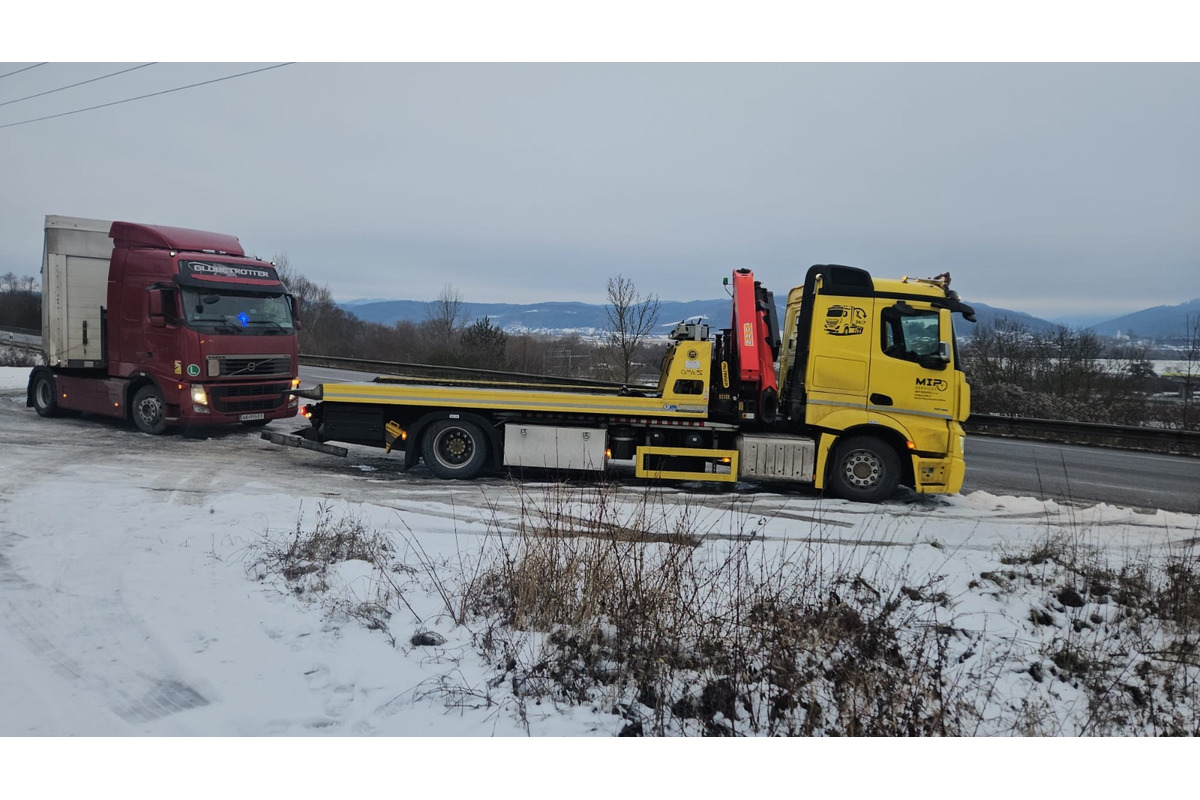 FOTO: Kamionista si chcel pri Žiline odskočiť na potrebu, museli mu volať odťahovku, foto 8