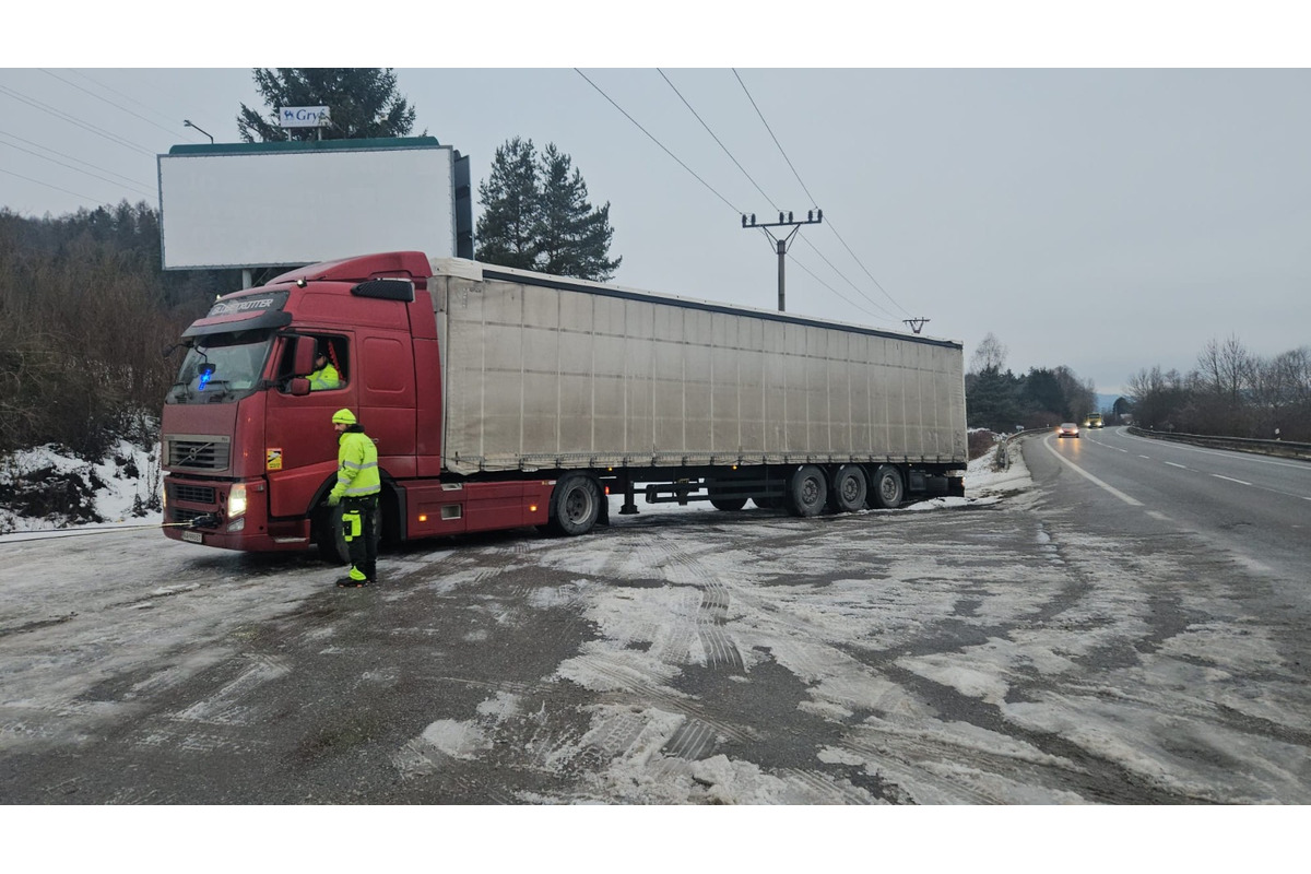 FOTO: Kamionista si chcel pri Žiline odskočiť na potrebu, museli mu volať odťahovku, foto 10