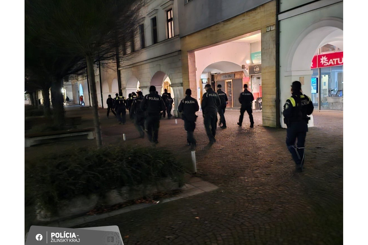 FOTO: Žilinskí policajti kontrolovali opitú mládež v baroch, foto 1