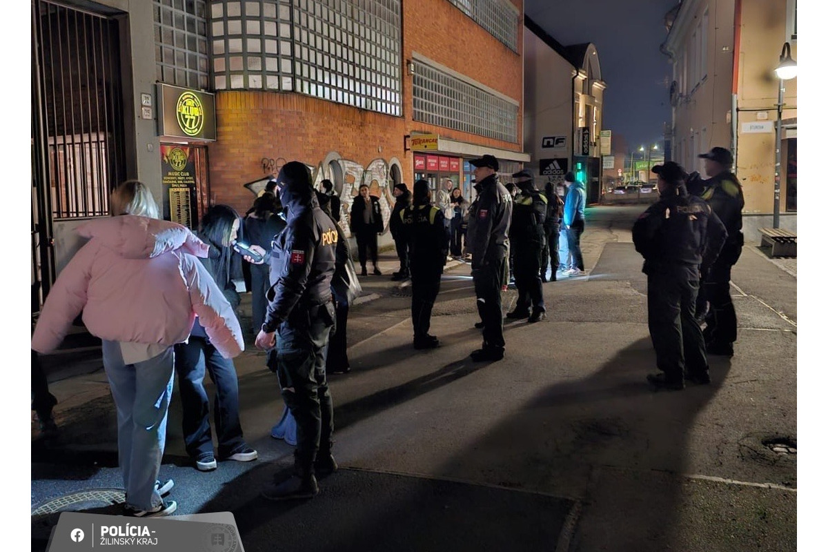 FOTO: Žilinskí policajti kontrolovali opitú mládež v baroch, foto 2