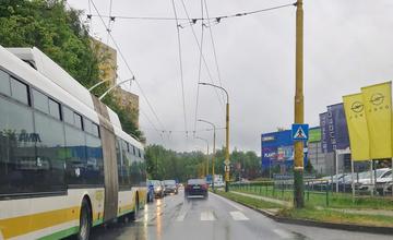 FOTO: Vodiči zo žilinských ciest hlásia kolóny a výrazné zdržania