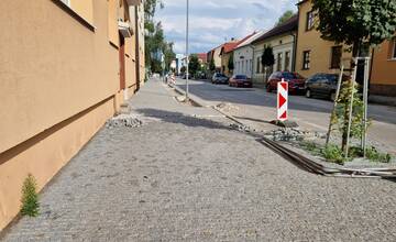 FOTO: Na ulici M. R, Štefánika prerábajú chodník